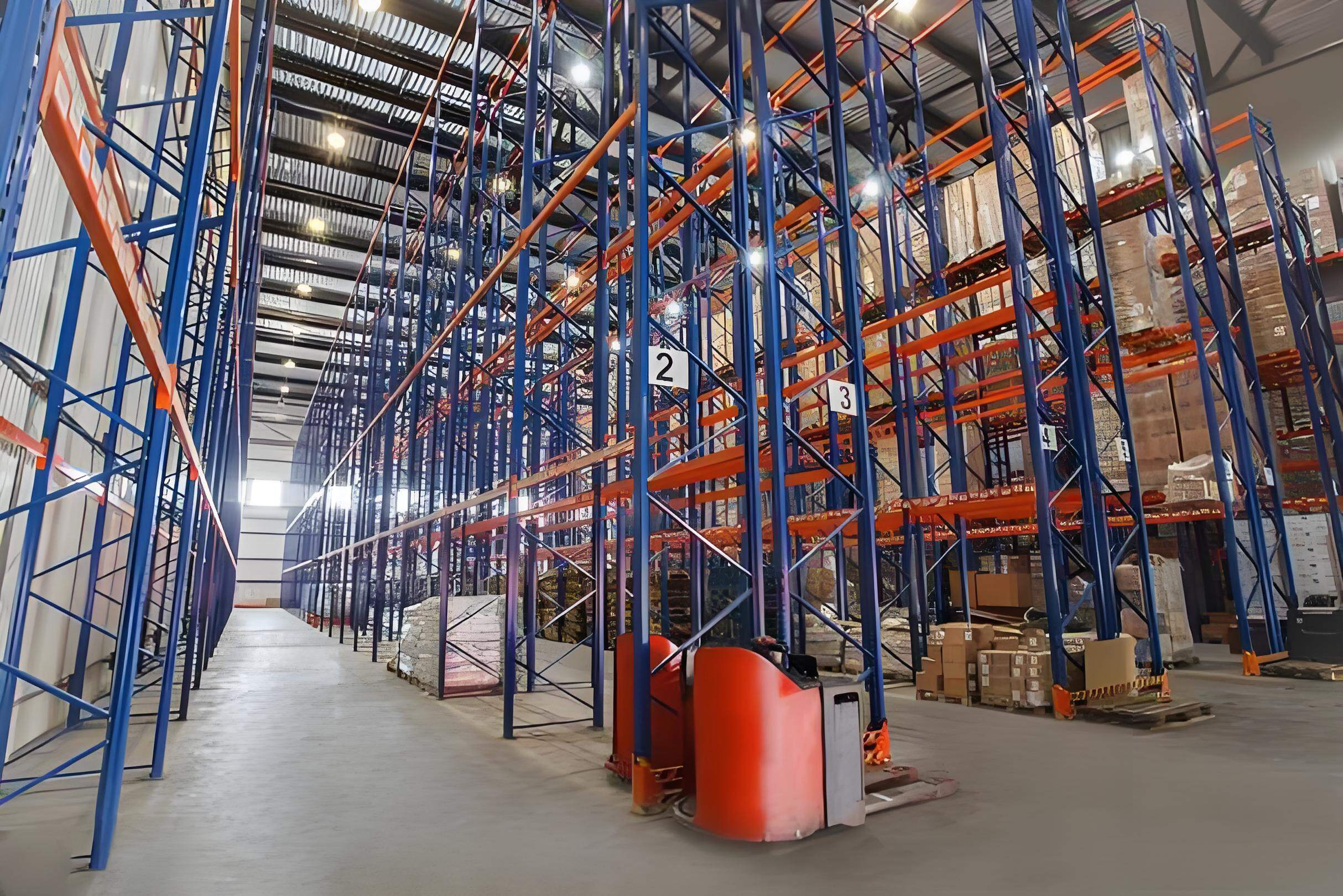 选仓储货架运用匹配逻辑,东佰巨从选型到落地,一步到位避坑